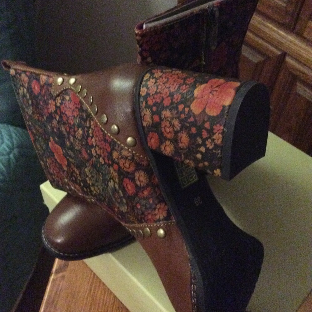 L’Artiste  Leather floral Boots NIB Gorgeous - Picture 2 of 4